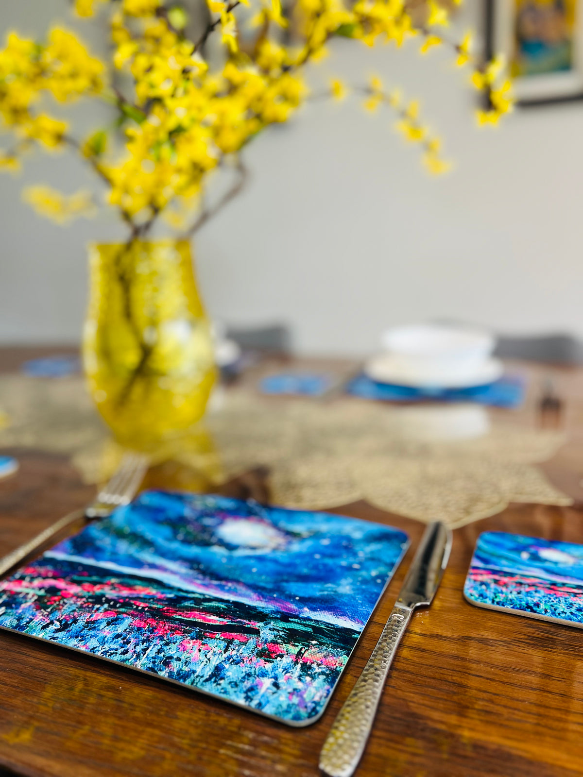 Set of 4 glossy 23x19cm wooden placemats featuring a vibrant blue night sky art print on a wooden dining table.